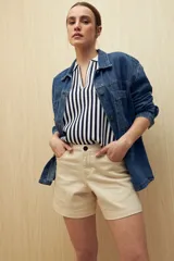 Short blanco de tiro medio y corte clásico, con bolsillos delanteros y traseros.