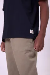 Remera color beige de corte recto y mangas cortas.