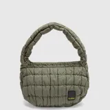 Cartera tipo hobo de diseño acolchado, color verde oliva, con asa superior integrada y cierre superior. Presenta un parche con el logo de la marca en la parte inferior.