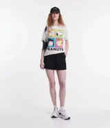 Short negro de viscosa texturizada, modelo holgado con cintura de sastrería en el frente y elástico en la parte trasera. Presenta bolsillos laterales y cierre con botón y cremallera.