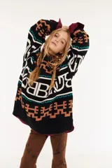 Sweater oversize de tejido de punto con diseño de intarsia geométrica y letras en contraste. Presenta cuello redondo, mangas largas y terminaciones en rib acanalado.