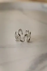 Anillo ajustable de acero quirúrgico hipoalergénico, con diseño ondulado o de ondas.