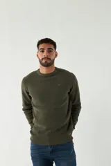 Sweater azul marino de punto con cuello redondo, mangas largas y logo bordado en el pecho.