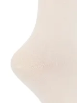 Medias de largo medio color crema, confeccionadas en tejido suave con puño elástico y bordado pequeño del logo de la marca en la parte superior.