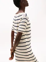 Vestido largo de punto calado a rayas horizontales color crudo y azul marino, de manga corta y corte recto con aberturas laterales.