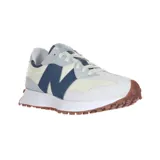 Championes urbanos New Balance modelo 327, de diseño retro en tonos gris, blanco off-white y azul marino, con suela dentada de goma marrón que se extiende hacia el talón y el característico logotipo "N" grande en el lateral.