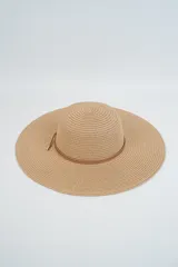 Sombrero de paja tejido color beige, de ala ancha y copa redonda, con cinta decorativa de cuero marrón claro.
