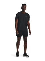 Remera deportiva de manga corta Under Armour, confeccionada en tejido de punto suave con zonas de ventilación de malla estratégicamente ubicadas. Presenta un diseño prácticamente sin costuras para evitar rozaduras, con detalles reflectantes para mayor visibilidad y logo de la marca en el pecho.