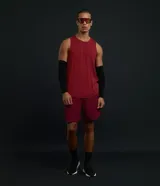 Musculosa deportiva masculina Get Over, de corte regular en color marrón, con cuello redondo, costuras visibles y etiqueta decorativa en el bajo.