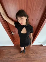 Vestido corto de estilo oriental con cuello mao, cierre de botón superior y abertura frontal tipo gota. Confeccionado en tela bengala, presenta mangas cortas y un ajuste entallado al cuerpo.