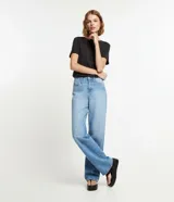 Blusa básica de cuello redondo y manga corta con detalle de dobladillo, confeccionada en tejido de viscosa con elastano.