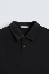 Polo de hombre color verde oliva, de corte regular fit, con cuello solapa y cierre frontal de botonadura. Presenta manga corta y acabados en rib.