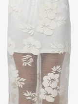 Falda larga color crudo con diseño de encaje floral, corte recto y cintura elástica.