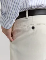 Pantalón de vestir color beige confeccionado en lino.