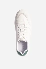 Zapatillas urbanas de cuero color blanco con detalles en verde en el talón.