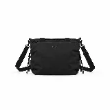 Morral urbano Peach de diseño funcional, confeccionado en material liviano y resistente de color negro. Cuenta con correa regulable, cierre superior y detalles de cordones en los laterales.