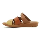 Sandalias de cuero color suela y marrón, con diseño de tres tiras cruzadas en el empeine y tira ajustable con velcro en el talón. Cuenta con suela plana y cómoda.