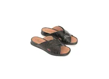 Sandalia de cuero negro con textura de reptil, diseño de tiras cruzadas con ajuste de velcro y suela de poliuretano con plataforma.