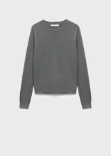 Sweater de tejido de punto fino en color gris, con cuello redondo y mangas largas de corte recto.