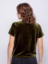 Top de terciopelo color verde oliva, con cuello redondo y detalle de tableado frontal, de manga corta y corte recto.
