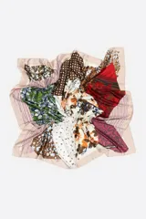 Pañuelo cuadrado de diseño patchwork con diversos estampados florales, de lunares, rayas y cuadros en una paleta multicolor.