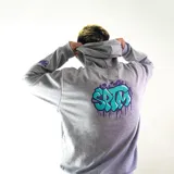 Canguro gris de media estación, de felpa 60% algodón, con logos bordados en pecho y manga y estampado de serigrafía en espalda.