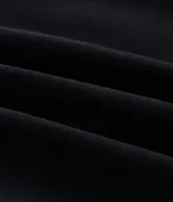 Campera con capucha de felpa negra, con cierre frontal, bolsillos canguro y estampa tipográfica gótica en color blanco en las mangas.