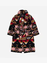 Bata cruzada de felpa de algodón, con cuello chal y cinturón para ajuste. Presenta un estampado geométrico de inspiración nativa americana en tonos negro, marrón, rojo y blanco.