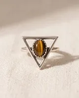 Anillo de plata con diseño triangular y piedra central de ojo de tigre ovalada.