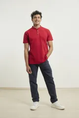 Remera azul con cuello mao y mangas cortas.