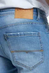 Pantalón de jean celeste de corte ajustado.