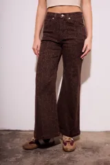 Pantalón de jean marrón con estampado animal print, corte flare y tiro medio.