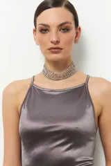 Body gris oscuro de satén con breteles finos y escote cuadrado.
