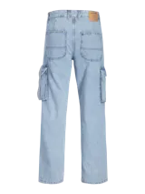 Jean de corte holgado estilo carpenter, color azul claro con lavado desgastado. Presenta bolsillos laterales tipo cargo, bolsillos traseros y costuras reforzadas.