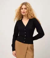 Cardigan de punto negro con escote en V, cierre frontal con botones perlados y mangas largas.