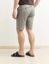 Bermuda color verde con bolsillos laterales y traseros.