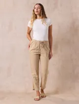 Pantalón de algodón marca Dash, color azul denim. Tiene pretina elastizada con lazo de ajuste, bolsillos delanteros y bolsillos traseros simulados.