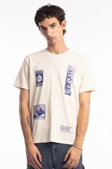 Remera unisex de corte holgado en color beige, con estampado gráfico en azul que incluye motivos japoneses y texto.