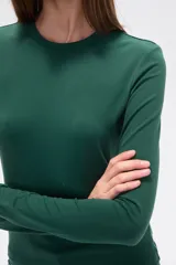 Remera verde esmeralda de manga larga, corte ajustado y cuello redondo.
