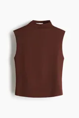 Top sin mangas de punto, color marrón, con cuello alto y corte ajustado al cuerpo.