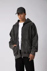 Campera con capucha y cierre frontal, de corte oversize y acabado acid wash. Presenta costuras curvas estructuradas en el frente y la espalda, bolsillos tipo canguro y puños acanalados.