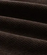 Pantalón baggy masculino de corderoy marrón con textura acanalada, corte holgado, cintura con presillas, cierre frontal y bolsillos funcionales.