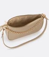 Bolso baguette dorado con correa de hombro y cadena decorativa.