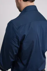 Camisa de vestir blanca de algodón con cuello italiano y mangas largas.