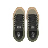 Championes de skate Circa modelo Buckler 99, color verde oliva con suela de goma color caramelo. Presenta cordones negros, lengüeta negra y cuello acolchado en tono verde.