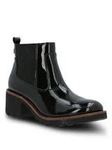 Botas Chelsea Hush Puppies modelo Sula, color negro de charol, con elásticos laterales para facilitar el calce, suela robusta dentada de goma y taco ancho.