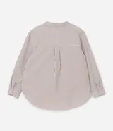 Camisa plus size alargada de Ashua, confeccionada en tela anarruga con diseño a rayas en tonos marrón y blanco. Presenta cuello inglés, cierre frontal con botones y mangas largas.