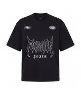 Remera boxy de algodón y poliéster color negro, con cuello redondo, mangas cortas y estampado frontal con gráficos y lettering "Forsaken Youth".