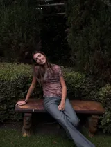 Remera manga corta con cuello a la base y forro en top delantero, con estampado tie-dye en tonos rosados y marrones.