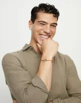 Pulsera de cuero trenzado color naranja con cierre de mosquetón entrelazado bañado en oro de 18k.